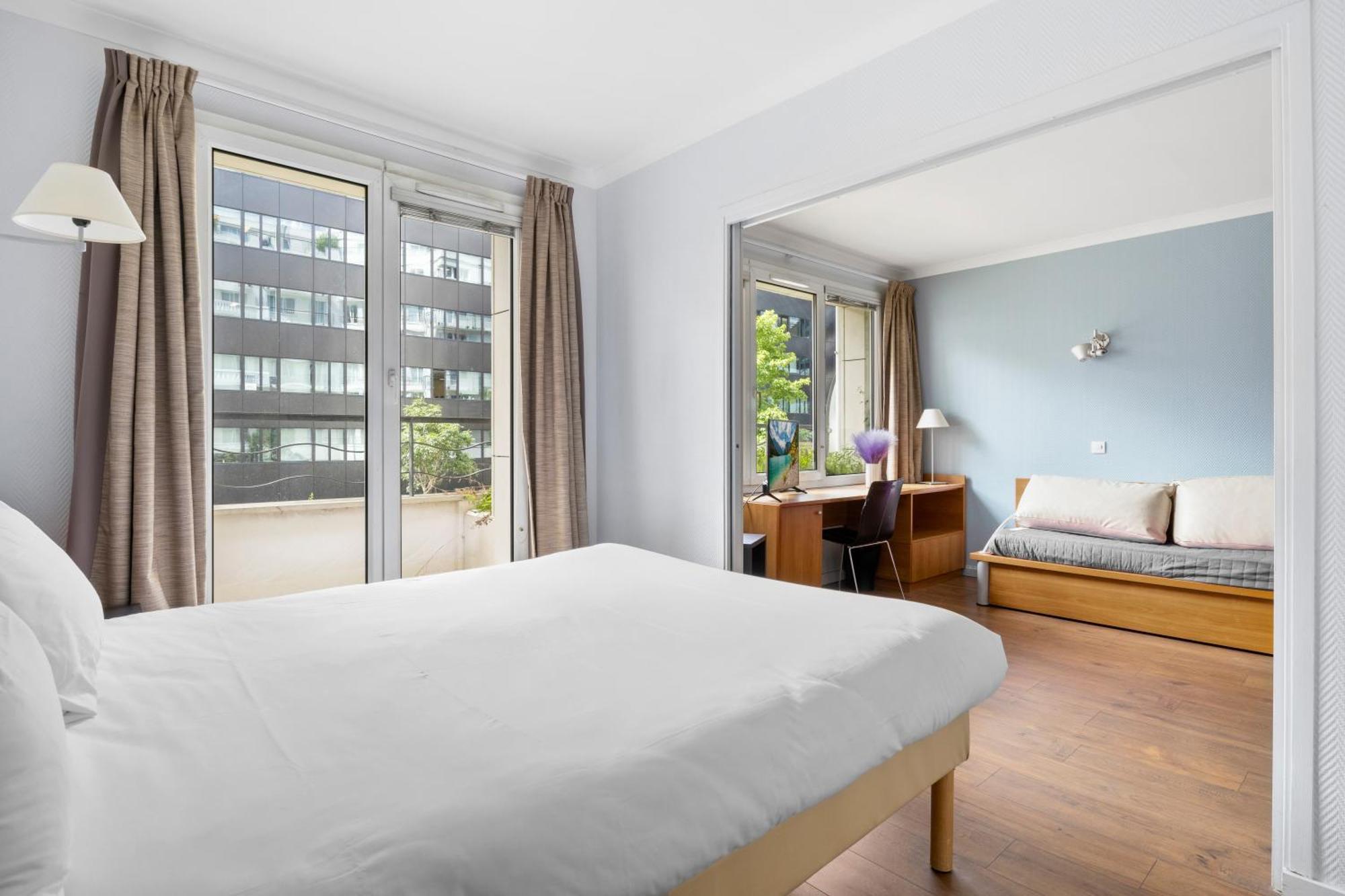 Grand Appartement Avec Balcon - Proche Parc Des Expo - Parking Privee Issy-les-Moulineaux Exterior photo